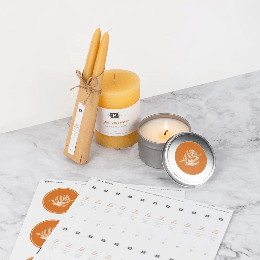 Set de velas artesanales, cada vela lleva etiqueta personalizada. En primer plano, hojas de etiquetas para velas