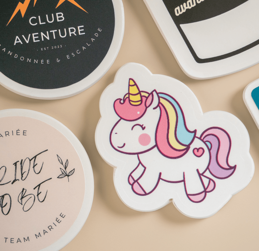 Pegatina en forma de unicornio con detalles de colores sobre fondo blanco