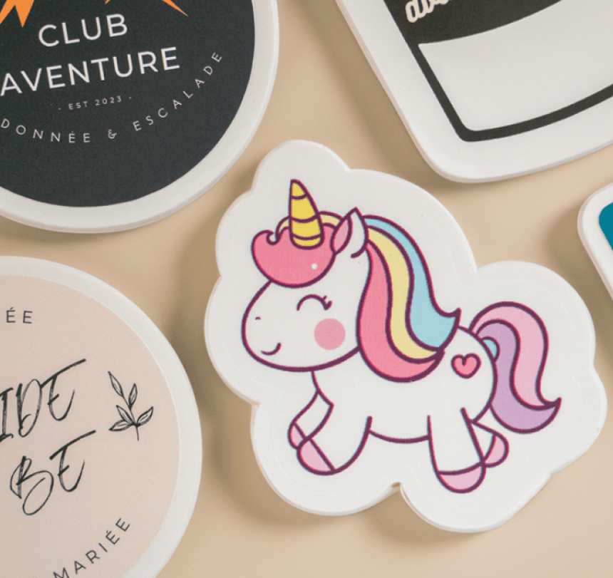 Pegatina en forma de unicornio con detalles de colores sobre fondo blanco