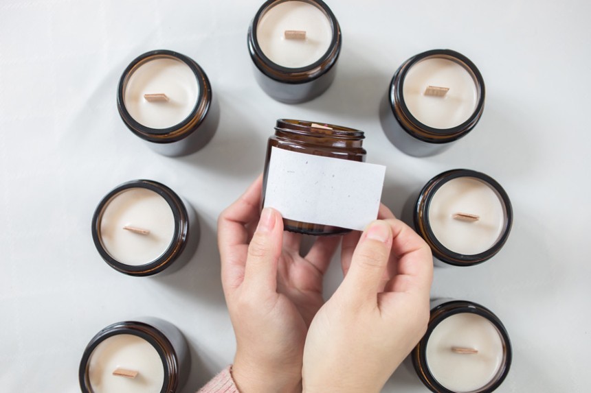 Velas con etiquetas blancas