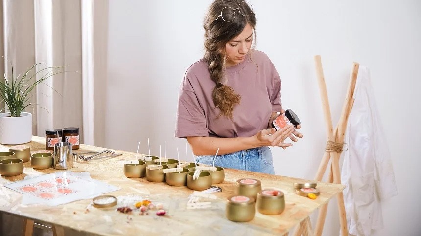 chica haciendo velas artesanales