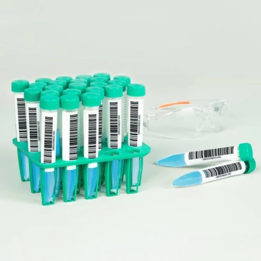 Viales de laboratorio con etiquetas de código de barras para identificarlos