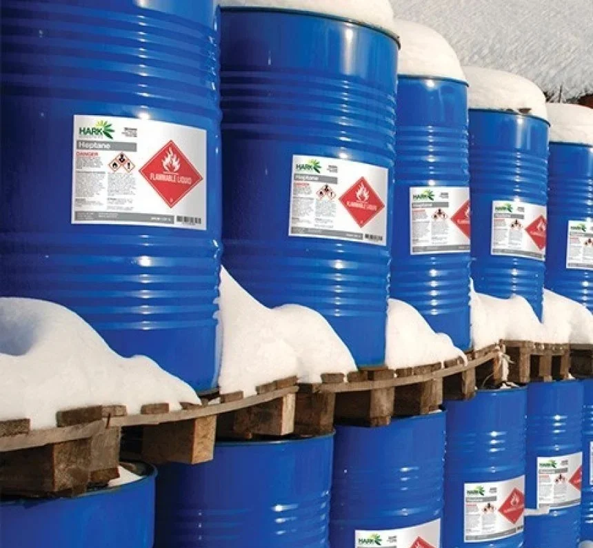 Barriles azules con etiquetas resistentes al frío