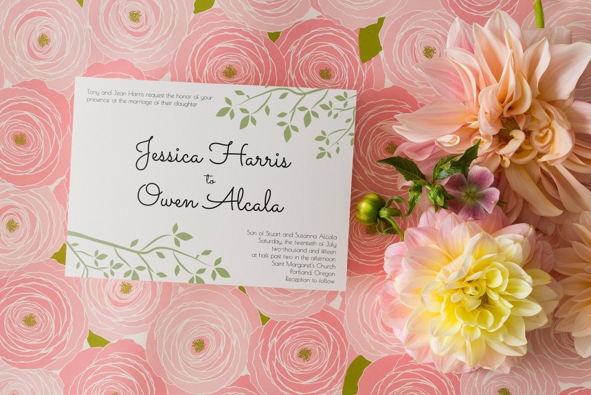 Invitación de boda sobre fondo rosa y un buqué de flores