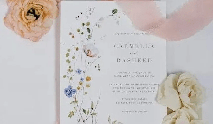 Invitación de boda personalizada con letras y motivos florales