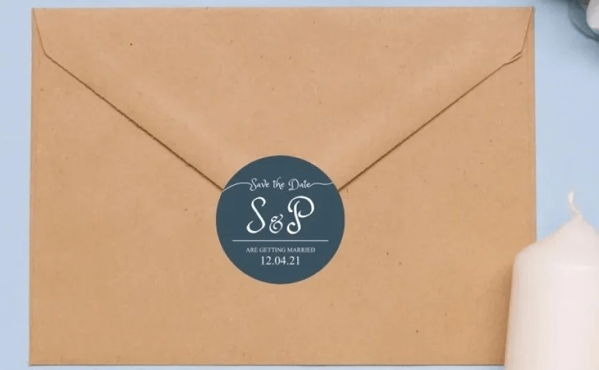 Sobre para invitación de boda con etiqueta redonda personalizada