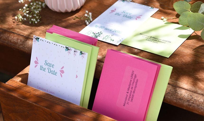 varias tarjetas de invitación de boda con etiquetas personalizadas