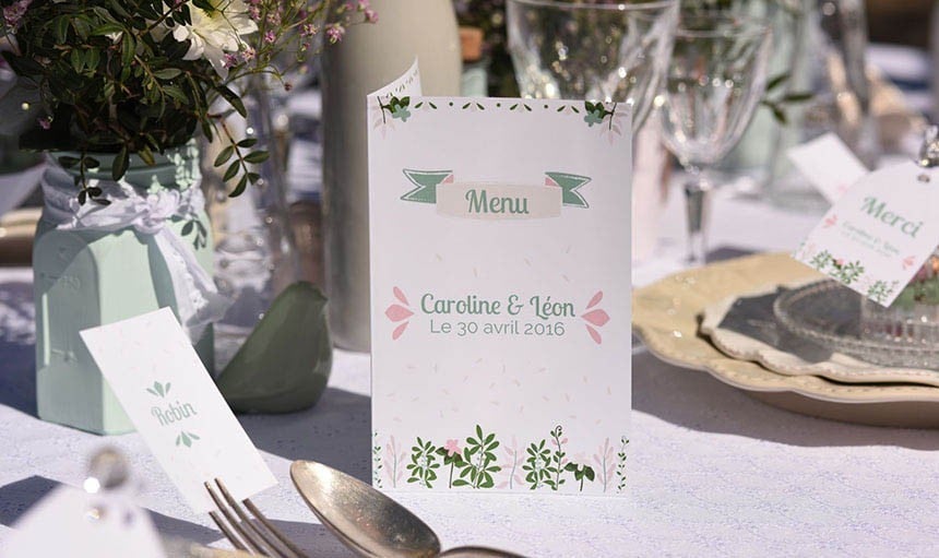 Mesa con menú de boda personalizado y portanombres de mesa