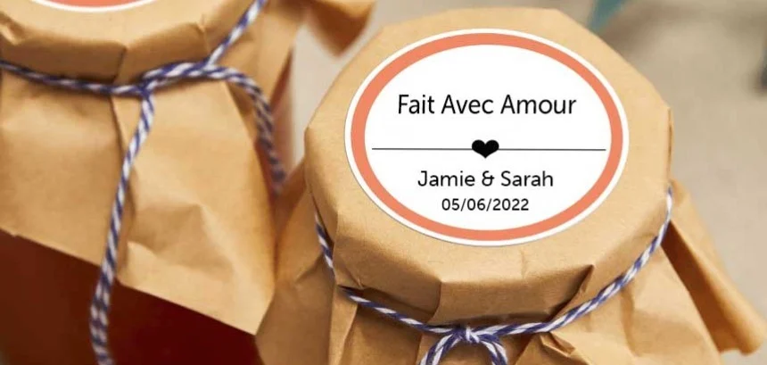 Dos tarros de miel con etiqueta redonda personalizada con los nombres de los novios