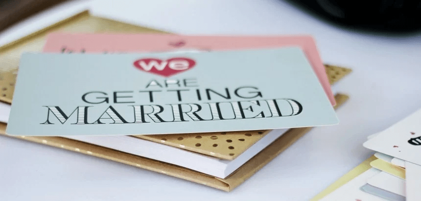 Tarjeta de invitación de boda sobre un escritorio