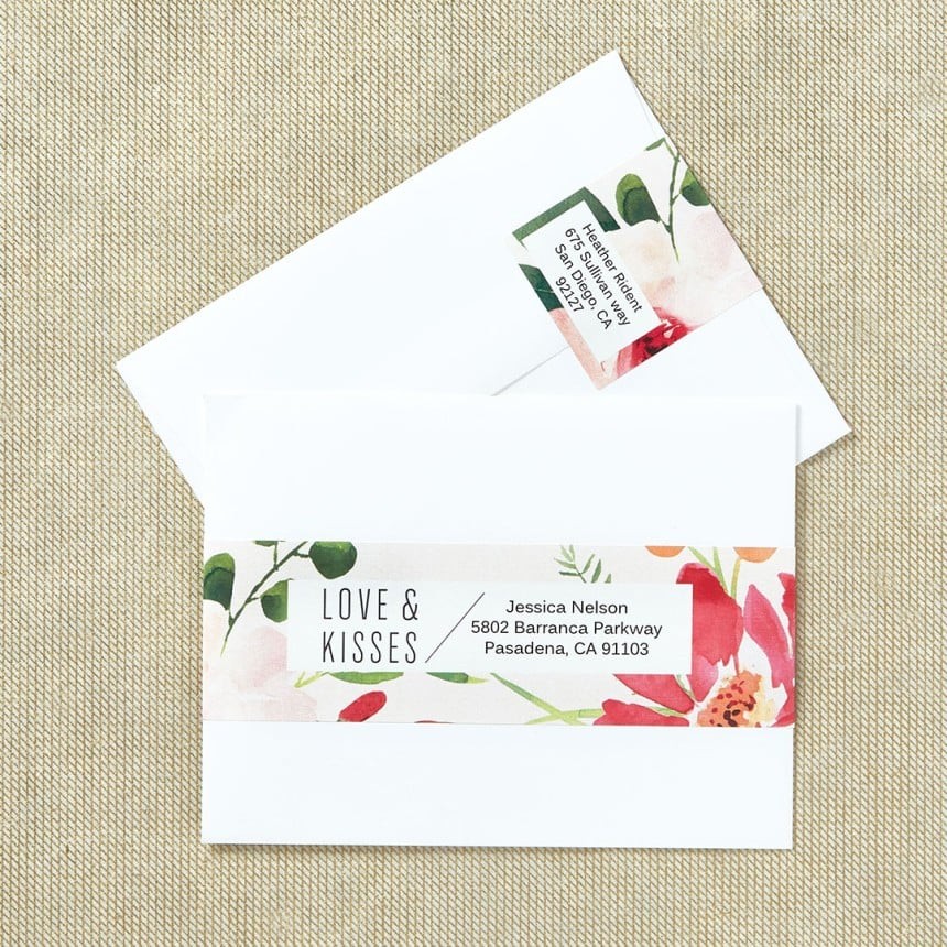 Dos tarjetas de invitación de boda blancas con motivos florales