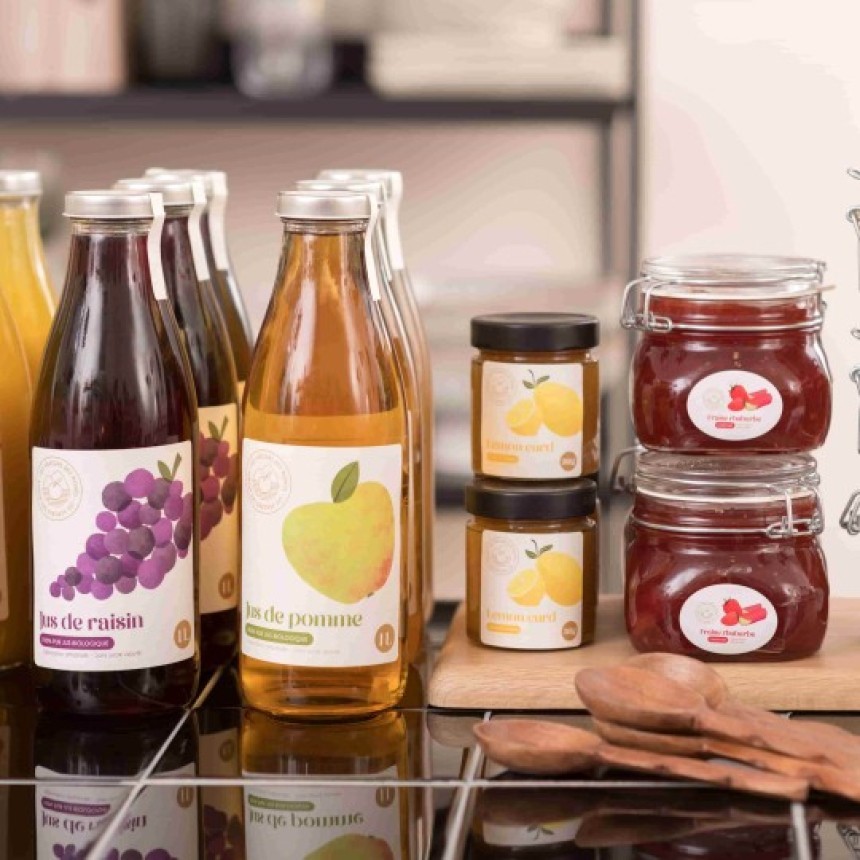 bottiglie e vasi di marmellata su un tavolo con etichette personalizzate
