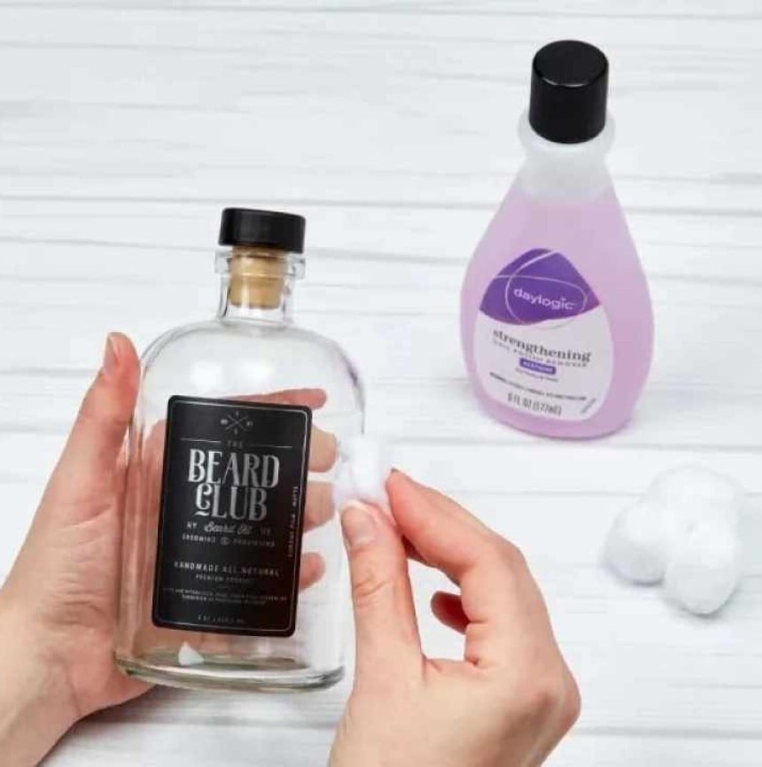 Dos frascos de cosméticos con etiquetas personalizadas