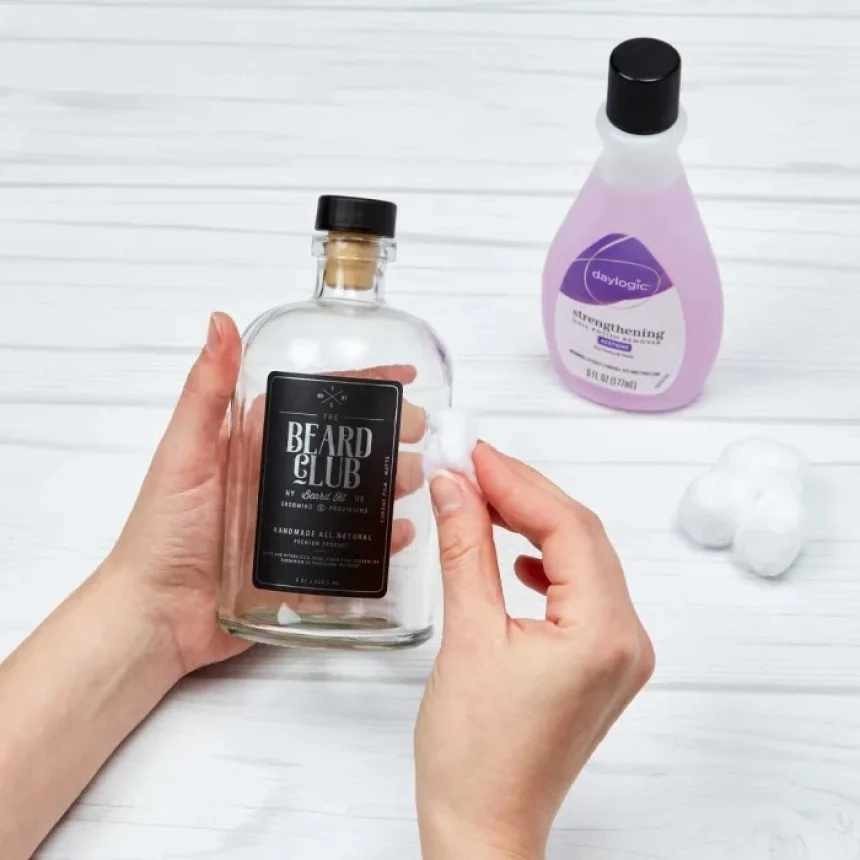 Dos frascos de cosméticos con etiquetas personalizadas