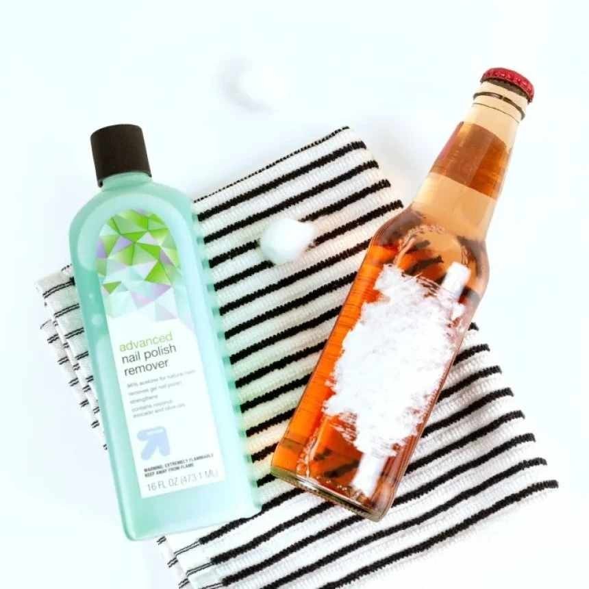 Dos frascos de cosméticos con etiquetas personalizadas