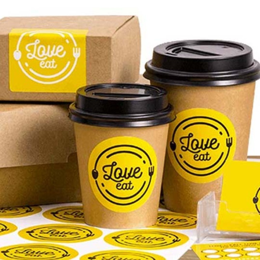 Dos bebidas con etiquetas amarillas personalizadas