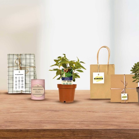Variedad de productos con etiquetas colgantes personalizadas: botellas, regalos, plantas, bolsa