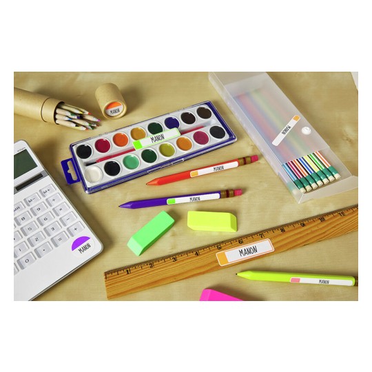 Una variedad de útiles escolares, incluyendo acuarelas, lápices, borradores y una calculadora sobre una superficie de madera.