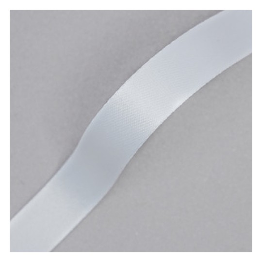 La imagen muestra una cinta adhesiva de color blanco sobre un fondo gris. La cinta tiene una textura lisa y brillante.