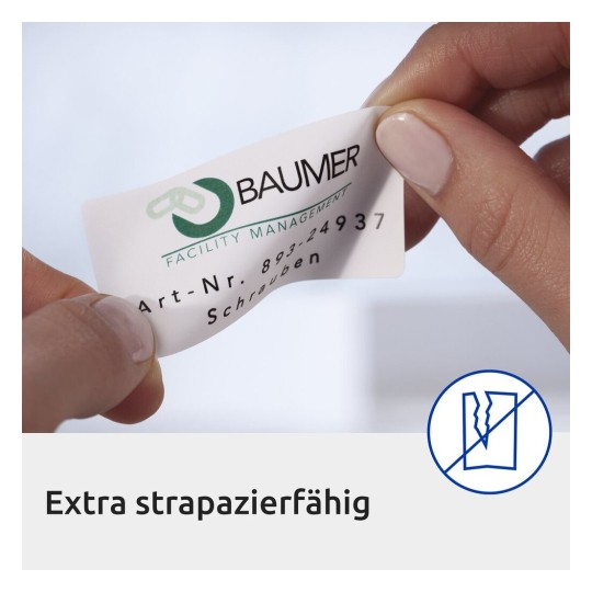 La imagen muestra una tarjeta de identificación que pertenece a Baumer Facility Management, con información de contacto y detalles del producto. La tarjeta resalta ser 'extra strapazierfähig', que indica que es resistente.
