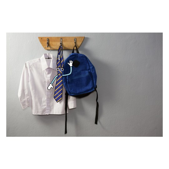 En la imagen se ve una camisa blanca, una corbata amarilla y azul, y una mochila azul, colgados en un perchero de madera.