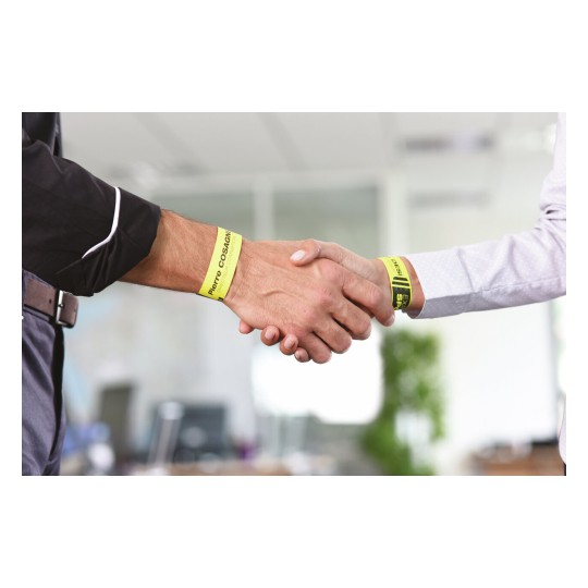 En la imagen se ven dos hombres dándose la mano, cada uno con una pulsera amarilla. El fondo sugiere un ambiente de oficina.
