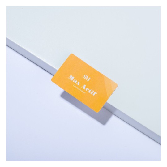 En la imagen hay una tarjeta de color naranja con el texto 'Max Actif' sobre un fondo blanco. Parece una tarjeta de identificación o membresía.