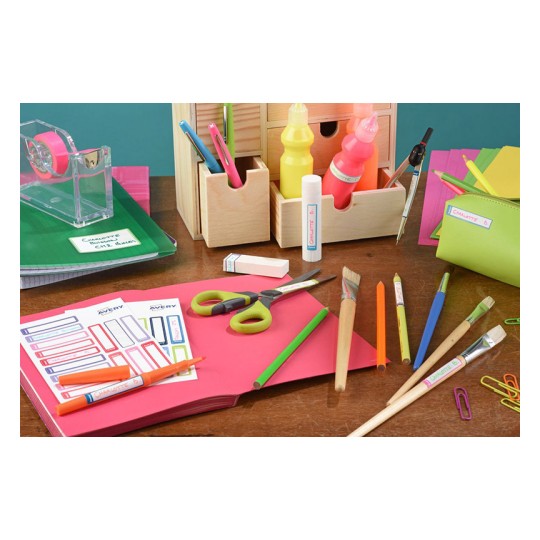 La imagen muestra una variedad de útiles de oficina y escolares, incluyendo tijeras, pegamentos, marcadores, cuadernos, y gomas de borrar, todo dispuesto de manera colorida y ordenada sobre una mesa.