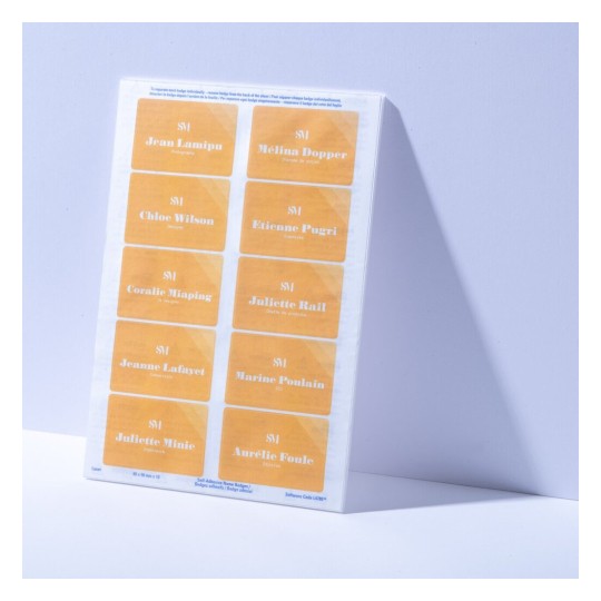 La imagen muestra un conjunto de etiquetas de identificación de color naranja con nombres impresos, probablemente para uso en un evento o conferencia.
