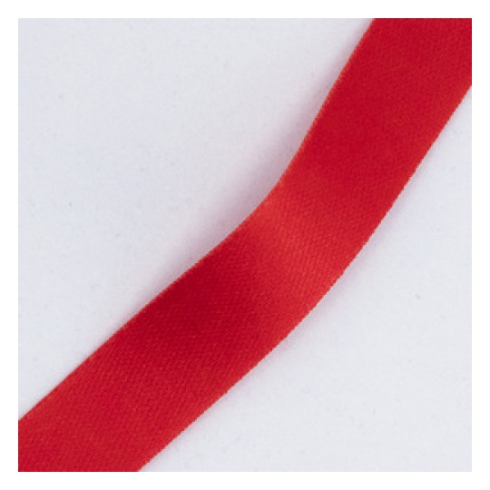 La imagen muestra una cinta roja de textura suave y brillante, dispuesta en una curva sobre un fondo claro. Este tipo de cinta se utiliza comúnmente en manualidades, regalos y decoraciones, agregando un toque elegante a cualquier proyecto.