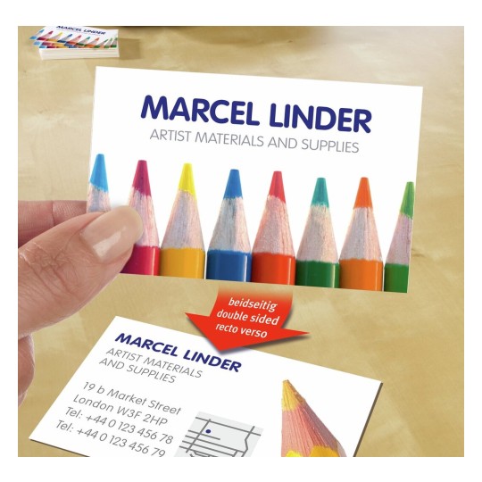 La imagen muestra una tarjeta de presentación de Marcel Linder, que ofrece materiales y suministros artísticos. En la parte superior, hay lápices de colores y en la parte inferior, los detalles de contacto de la empresa.