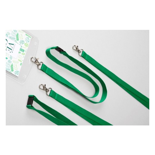 La imagen muestra varios lanyards verdes con patrones oscuros y clips metálicos. También hay un portatarjetas transparente en la parte inferior con un diseño floral.