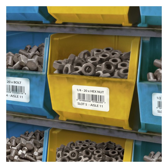 La imagen muestra estantes con cajas de plásticos que contienen tornillos y tuercas, etiquetados con el nombre de los artículos y sus ubicaciones en el almacén.