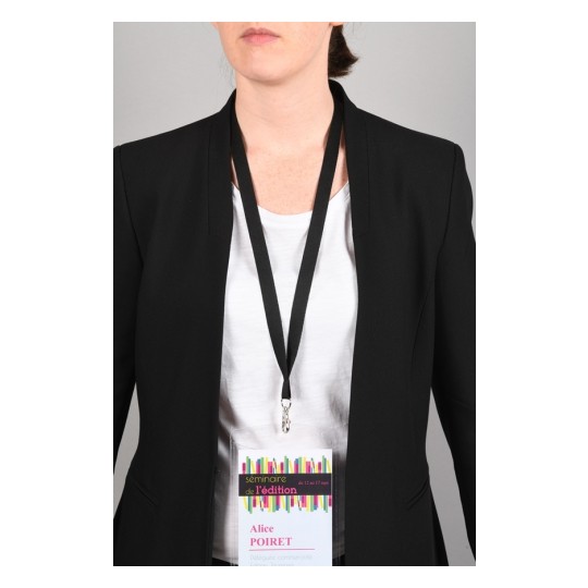 La imagen muestra a una persona vestida con un blazer negro y una camiseta blanca, usando un gafete de identificación que dice 'Alice Poiret' en un evento de seminario sobre edición.