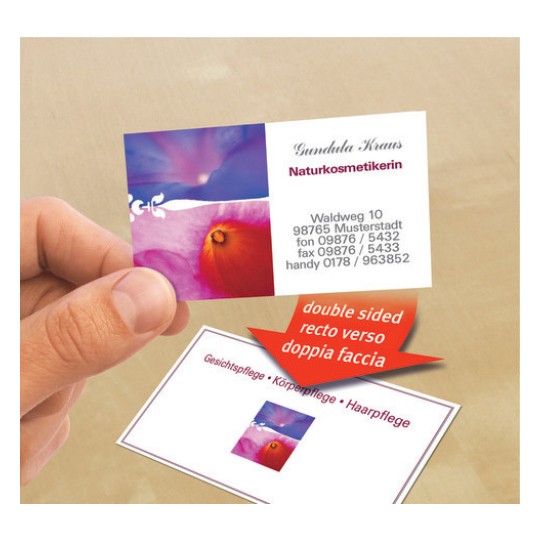 Una tarjeta de presentación con diseño colorido, información de contacto y texto sobre servicios de cosmética natural.
