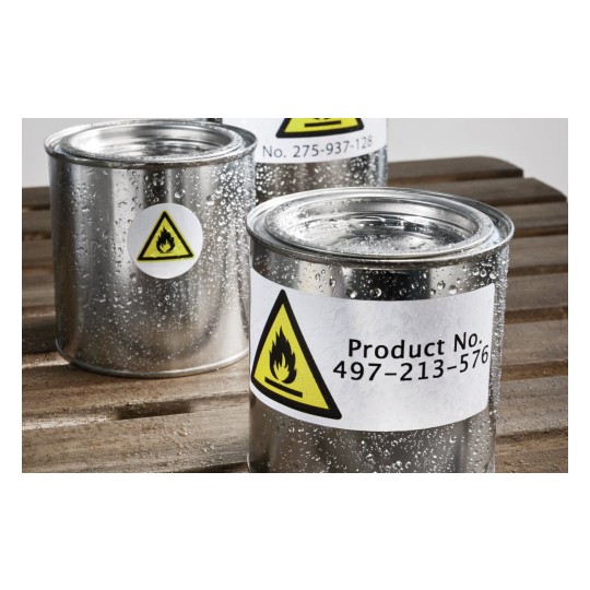 La imagen muestra latas de metal brillantes con etiquetas de advertencia que indican peligro de inflamabilidad. Las latas están mojadas y se encuentran sobre una superficie de madera.