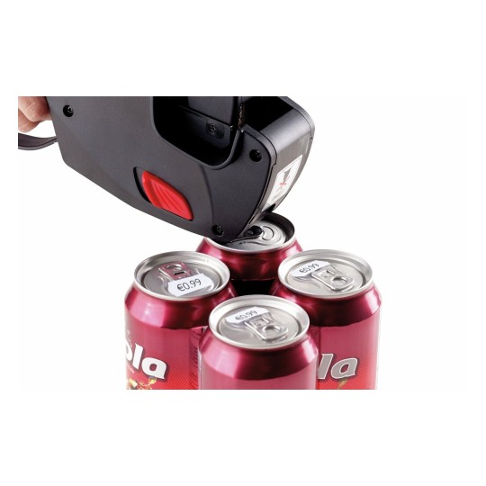 En la imagen hay un etiquetador manual que se utiliza para aplicar etiquetas de precio en latas de bebida. Se pueden ver varias latas de un refresco con precios visibles en etiquetas.