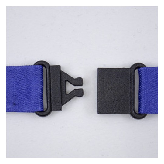 La imagen muestra un cinturón de color azul con un broche negro en el centro, diseñado para sujetar o ajustar elementos.
