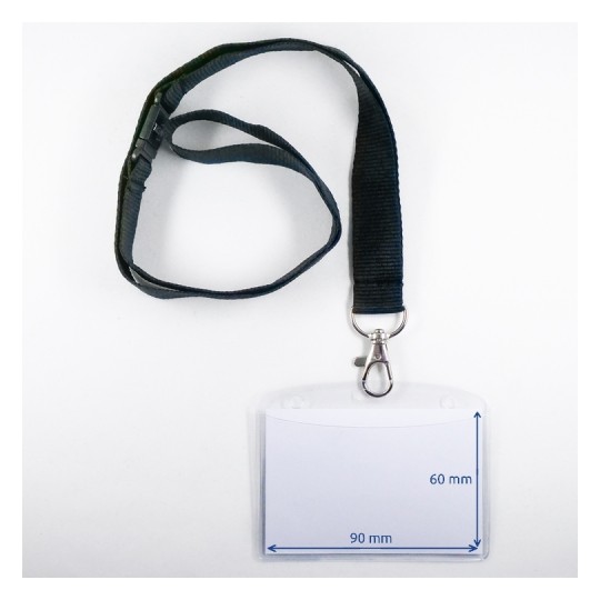 En la imagen hay un cordón negro con un clip y un portatarjetas transparente. Las dimensiones del portatarjetas son 90 mm de ancho y 60 mm de alto.