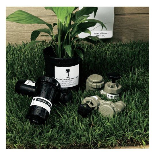 La imagen muestra una planta en una maceta, herramientas de jardinería y accesorios de riego sobre un césped verde.