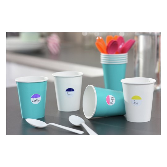 En la imagen hay varios vasos de papel de colores, etiquetados con nombres como Leslie, Seb, Betty e isa, acompañados de cucharas de plástico y un fondo de cocina.