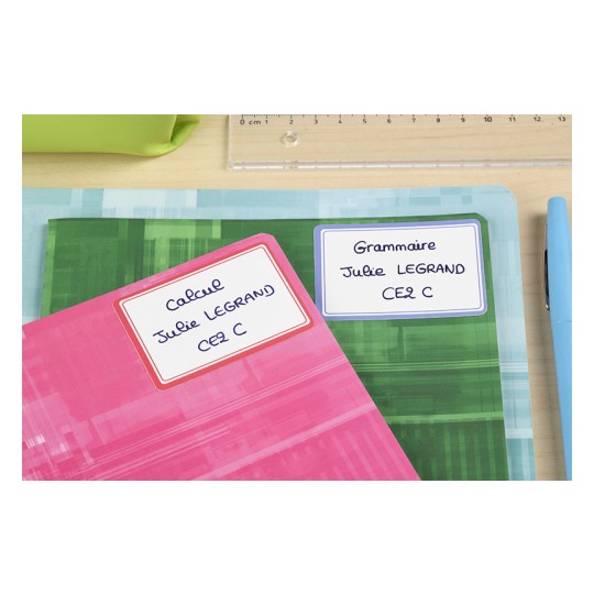 La imagen muestra cuadernos etiquetados con 'Cálculo' y 'Gramática', junto a un bolígrafo y una regla sobre una mesa.