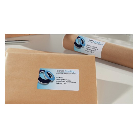 En la imagen hay un sobre marrón y un tubo de cartón, ambos etiquetados con información de contacto de una empresa llamada Morena Consulting.