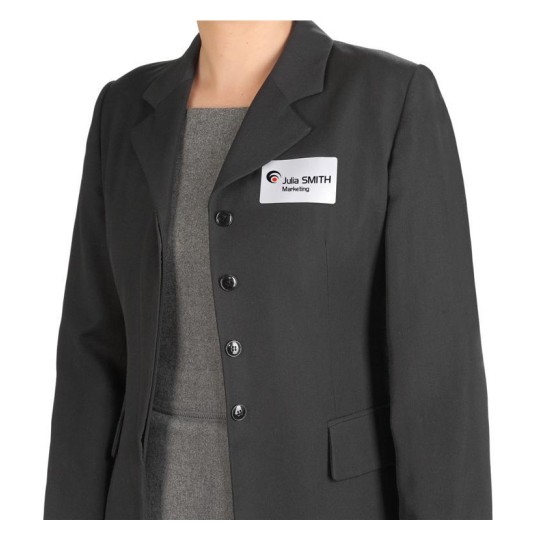 La imagen muestra a una persona con un blazer negro y una etiqueta que dice 'Julia SMITH, Marketing'.