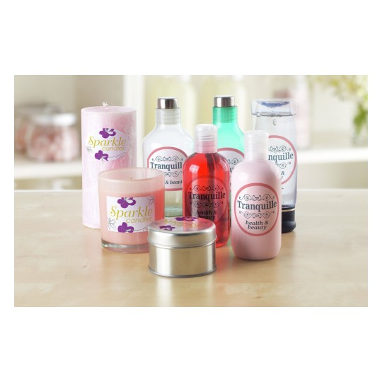La imagen muestra varios productos de aromaterapia y cuidado personal, incluidos frascos y tarros de velas con etiquetas que dicen 'Tranquille health & beauty' y 'Sparkle candles'.