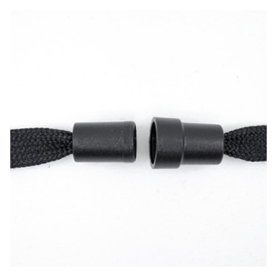 La imagen muestra dos extremos de un cordón negro con punteras de plástico negro, uno de los cuales está unido al cordón y el otro está separado, mostrando la estructura del dispositivo utilizado para evitar que se deshilache.