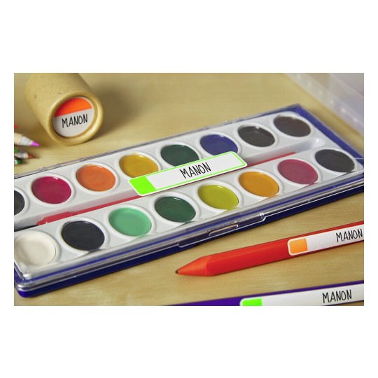 Una paleta de acuarelas con varios colores y un lápiz rojo. Productos etiquetados con el nombre 'MANON'.