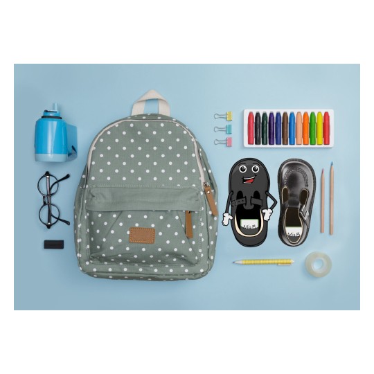 La imagen muestra una mochila con puntos, anteojos, un sacapuntas azul, lápices de colores, una cinta adhesiva, y un zapato con un personaje animado al lado.