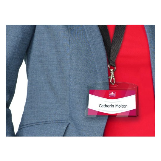 En la imagen se puede ver una parte de una chaqueta azul y un nombre en una etiqueta de identificación que dice Catherin Molton.