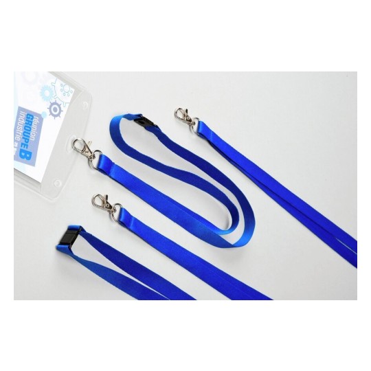 La imagen muestra varios cordones azules con ganchos metálicos, junto a un portaetiquetas transparente que contiene una tarjeta con texto.